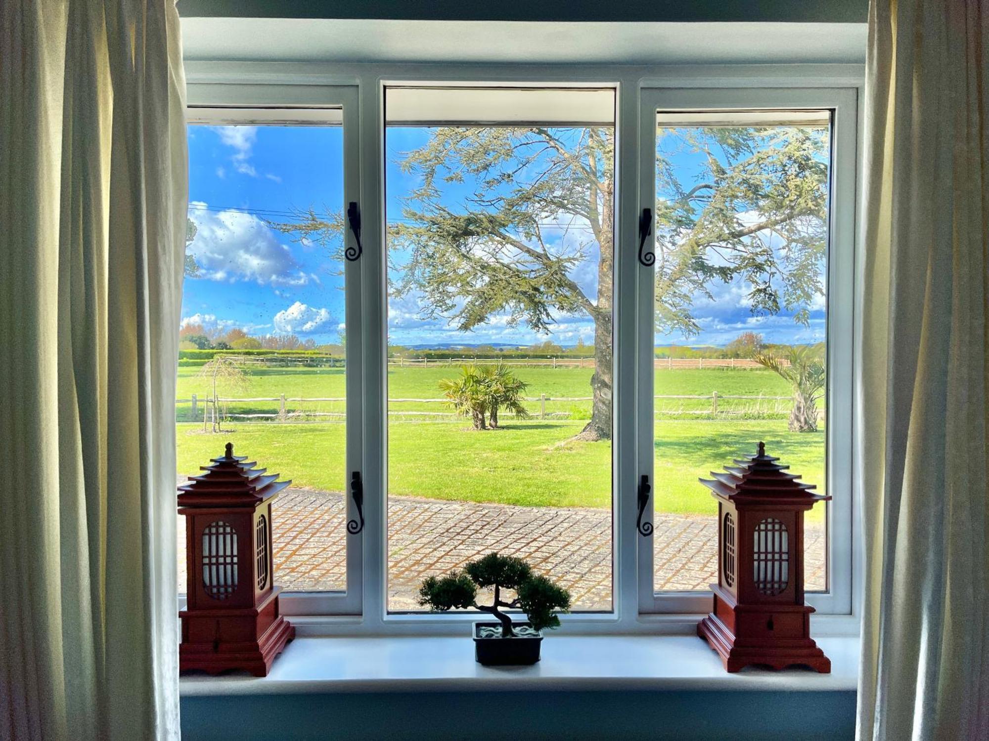 Stay At 'The Elms' In Tranquil Church Norton, Selsey - Ground Floor Bedroom, Own Private Bathroom, Quiet Beach, 2 Acre Garden By The Sea, On Edge Of Wildlife Nature Reserve Eksteriør billede